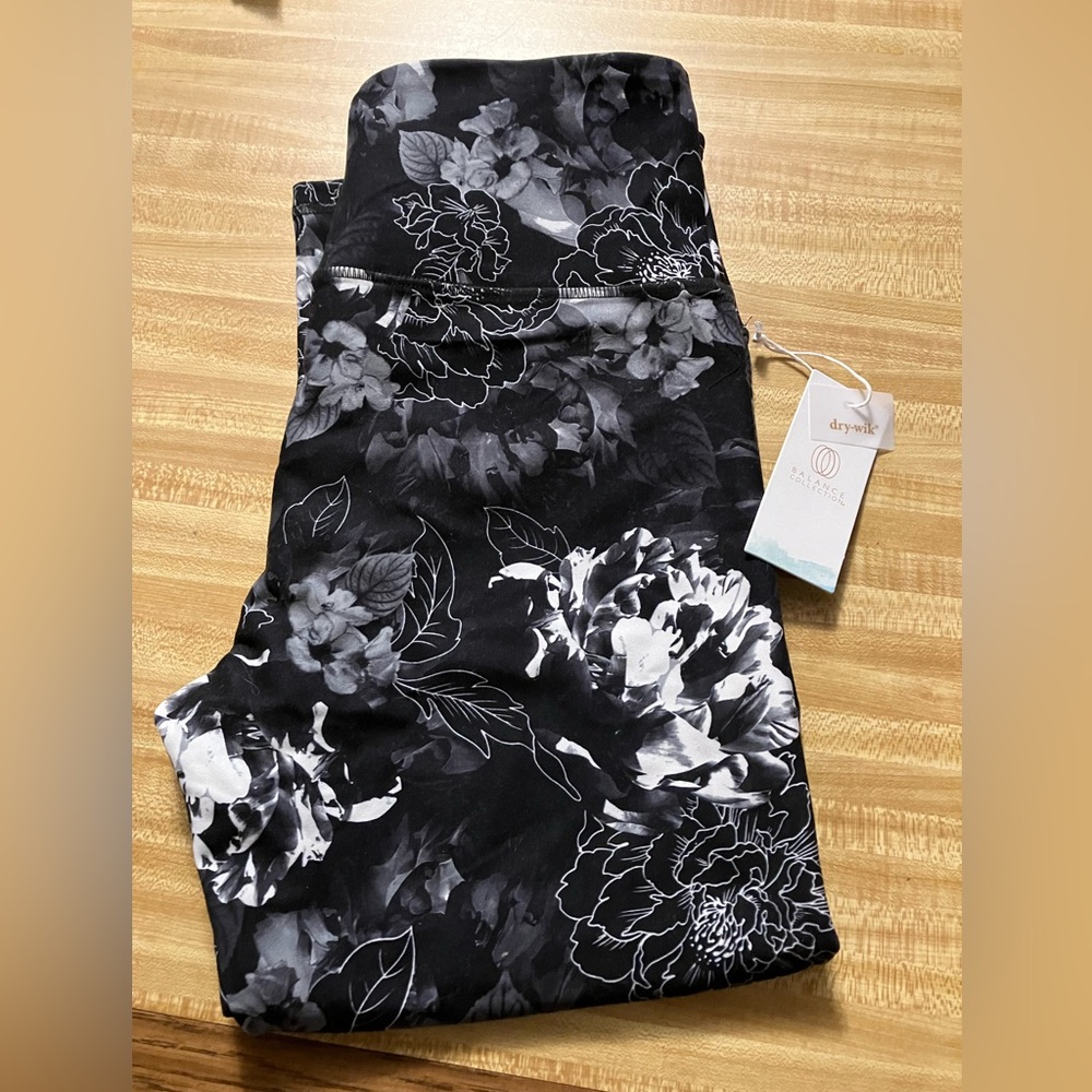🌸Balance Collection Print Cropped Leggings